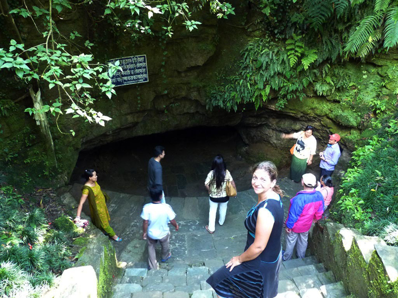 गुफामा रमाउँदै पर्यटक